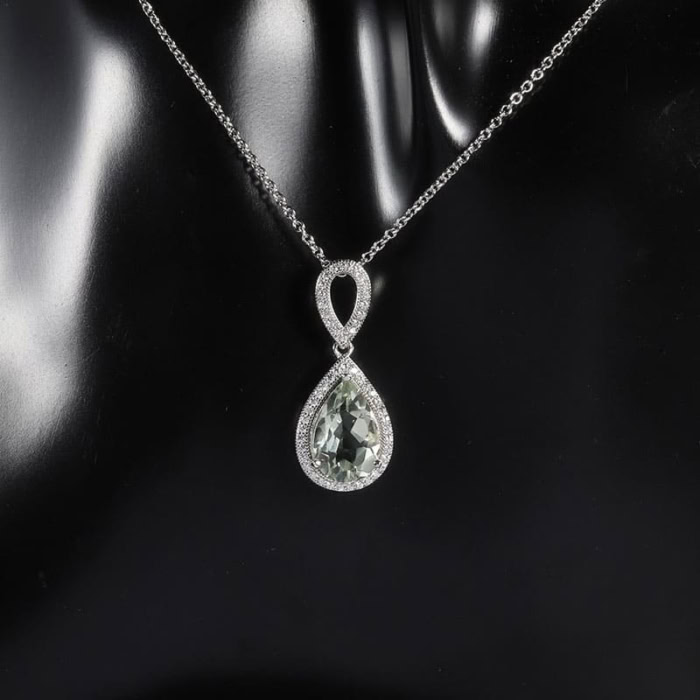 Kette mit Anhänger Aus Naturstein