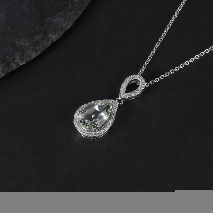 Kette mit Anhänger Aus Naturstein
