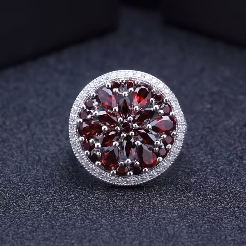 Extravagante Ring mit Granat