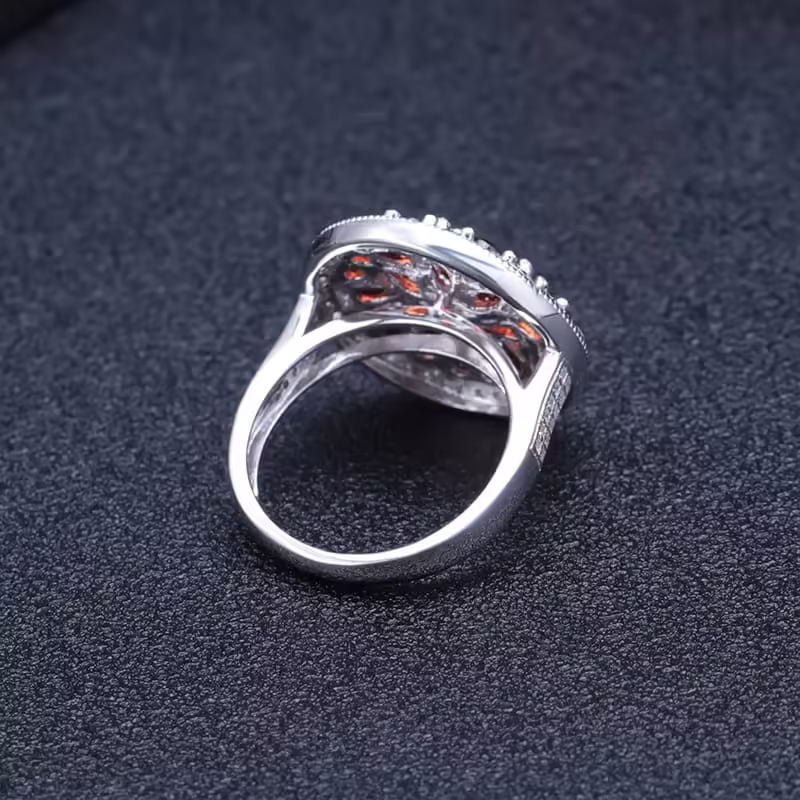 Extravagante Ring mit Granat