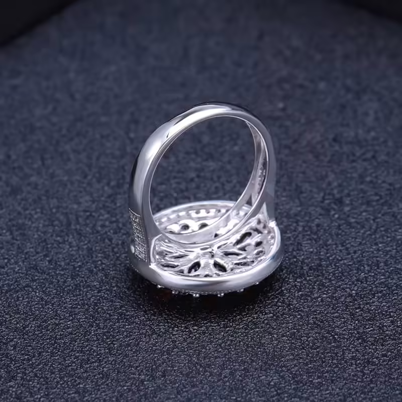 Extravagante Ring mit Granat