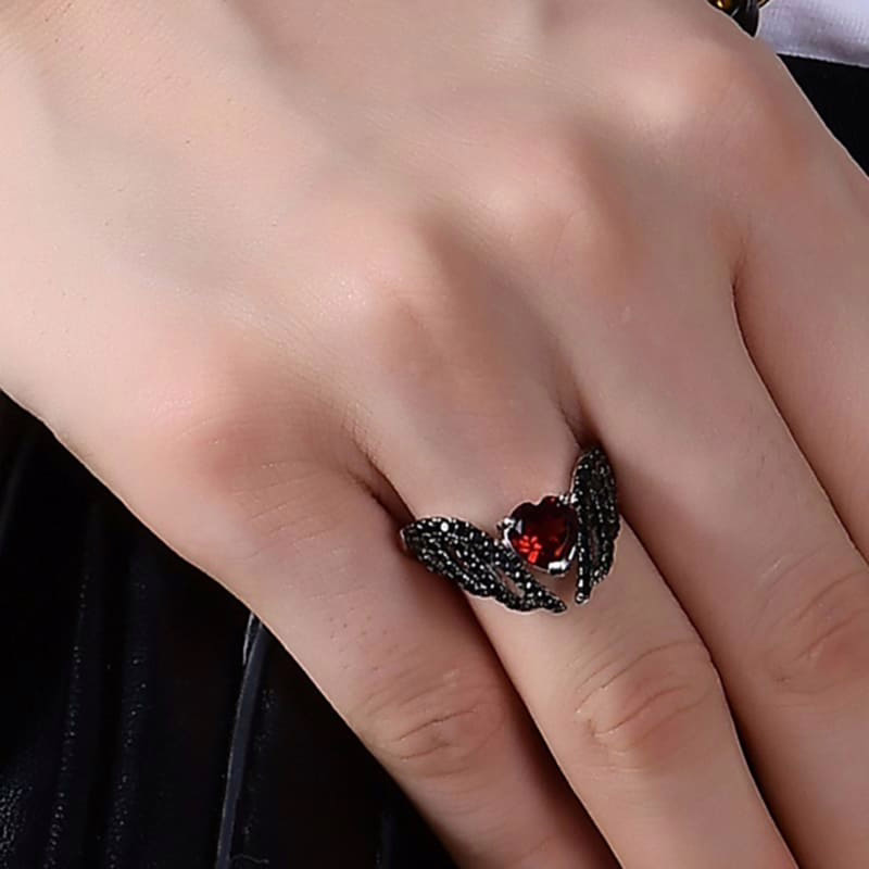Schwarze Flügel Ring mit Granat