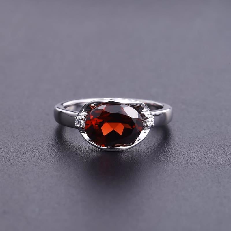 Schlicht Damen Ring mit Granat