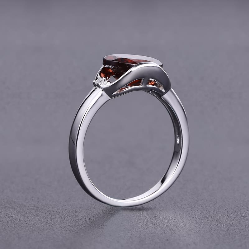 Schlicht Damen Ring mit Granat