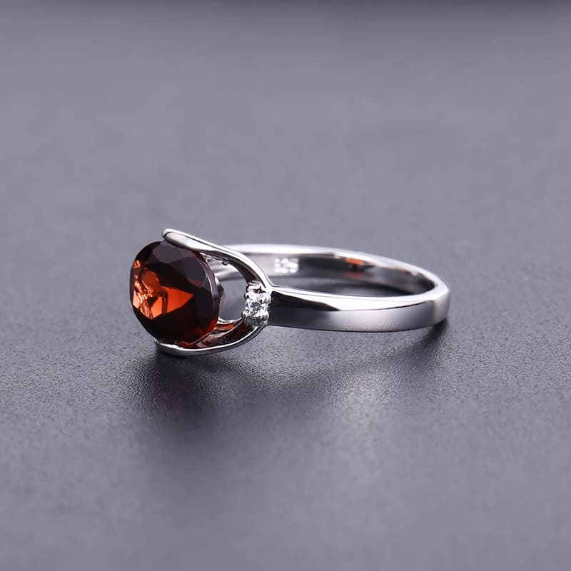 Schlicht Damen Ring mit Granat