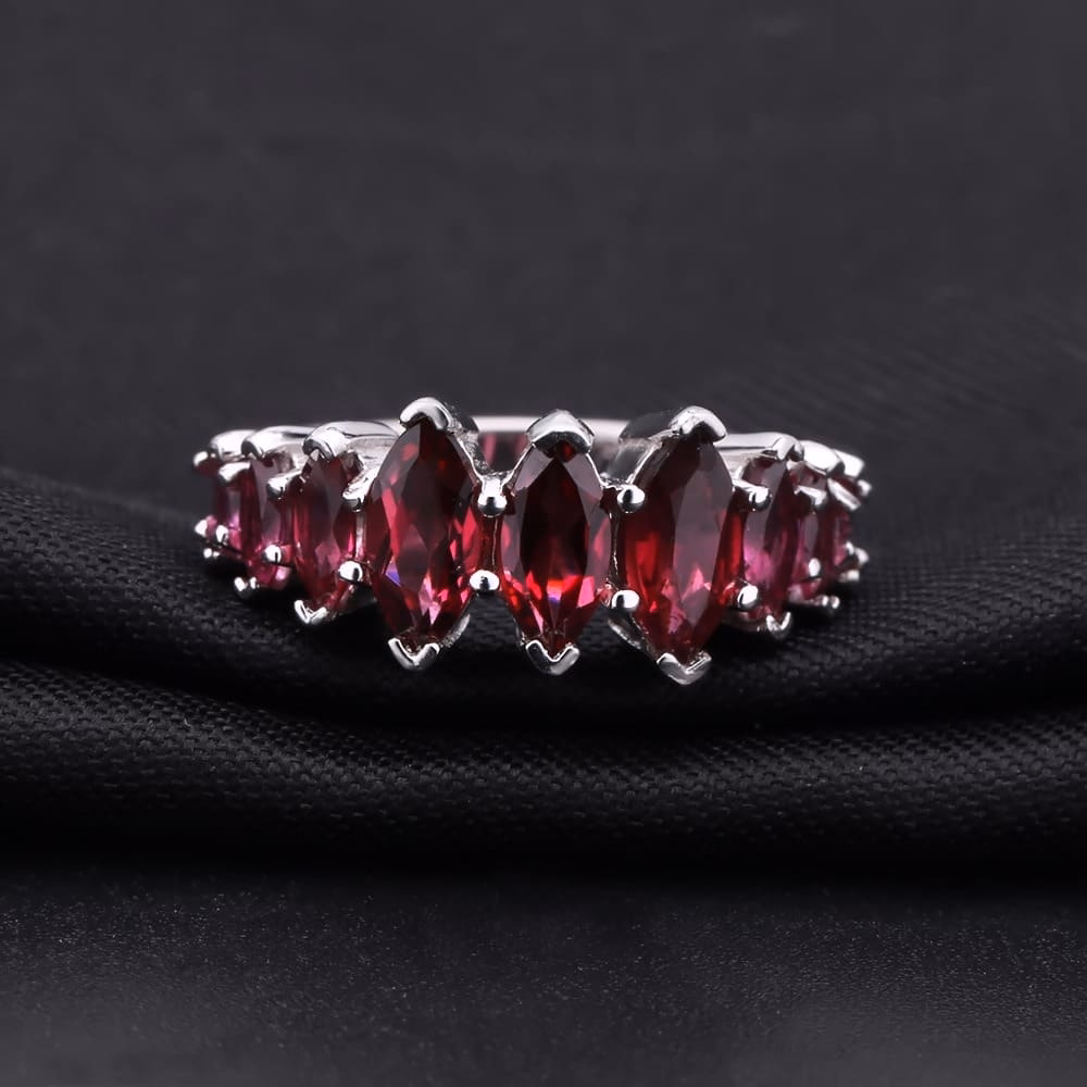 Extravagante Ring mit Rosengranat