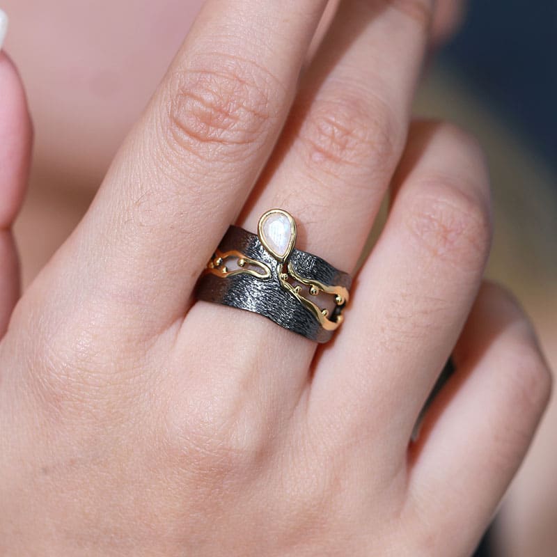 Schwarzer Ring mit Mondstein