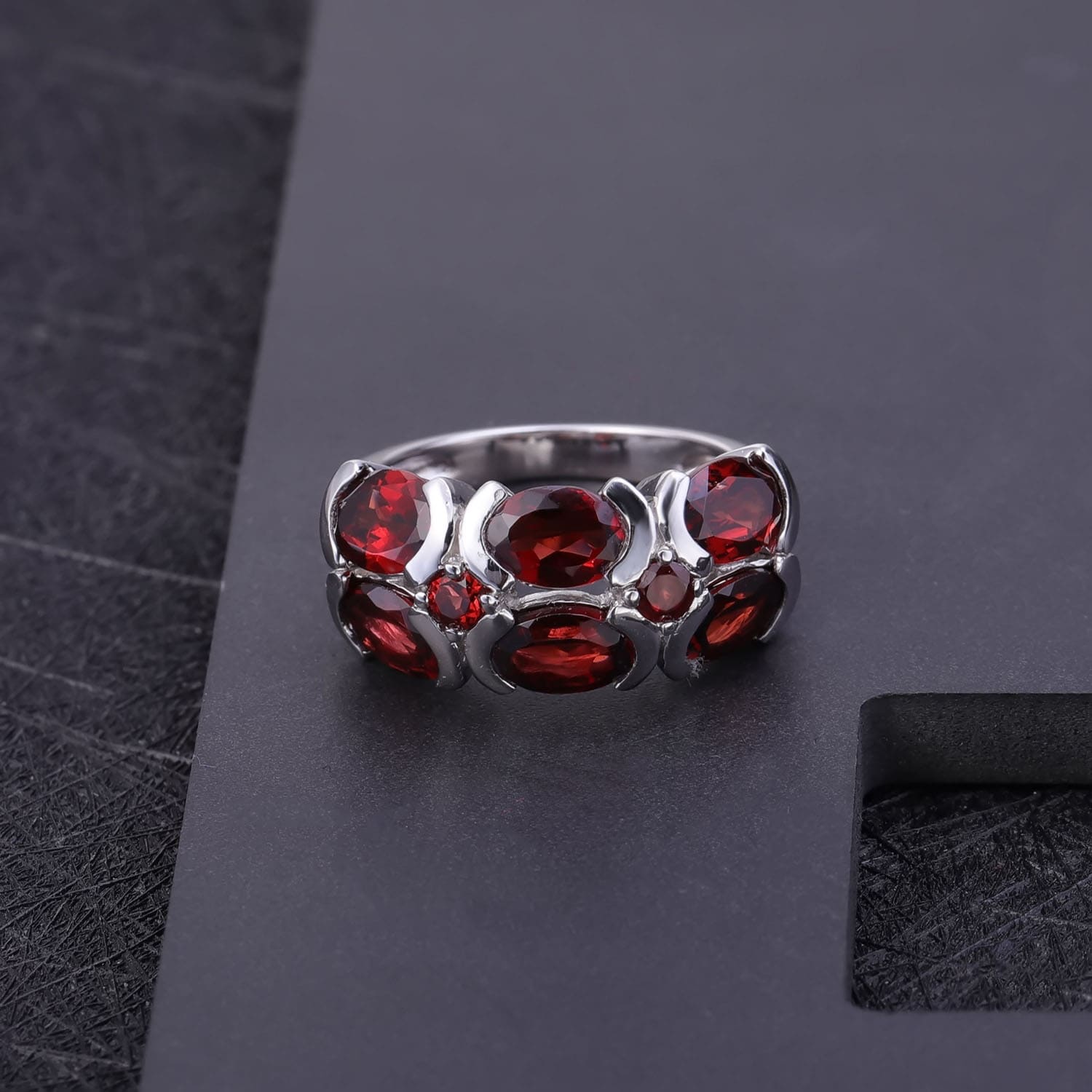 Schöne Ring mit Granat