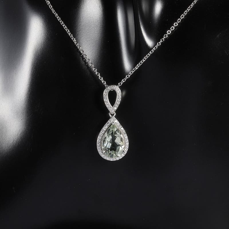 Kette mit Anhänger Aus Naturstein