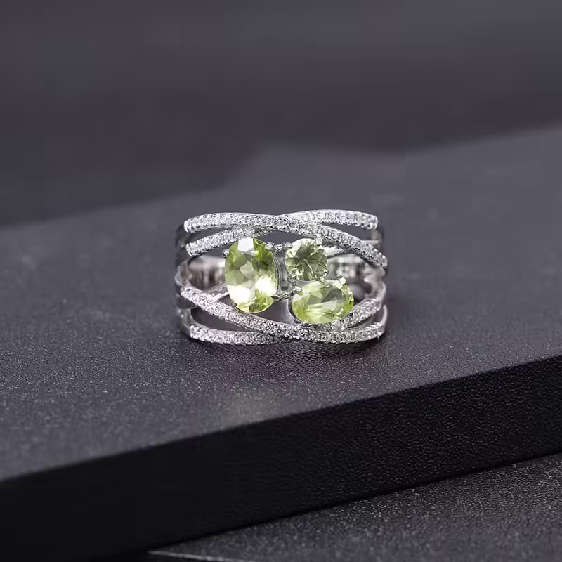 Damen Ring mit 3 Peridot