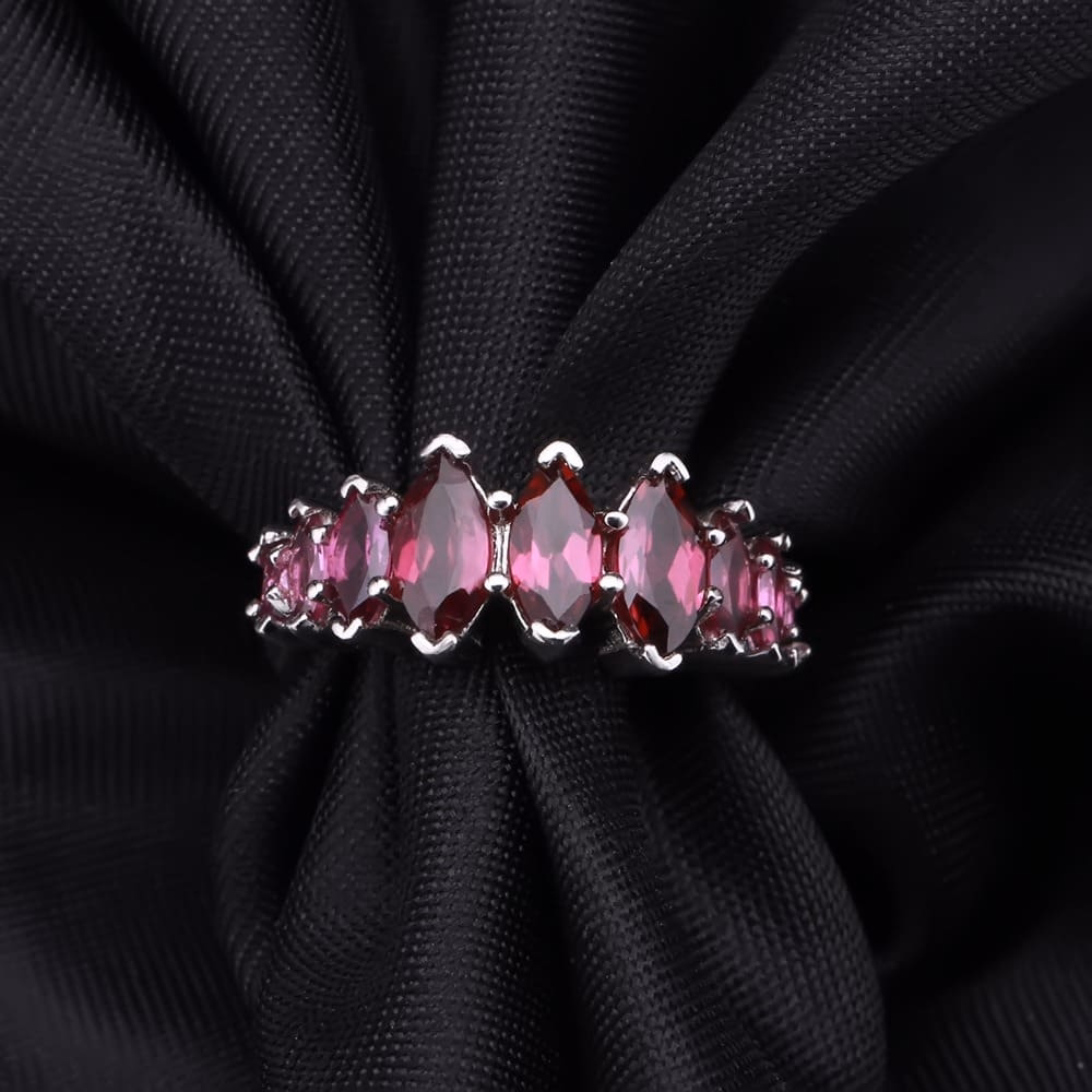 Extravagante Ring mit Rosengranat